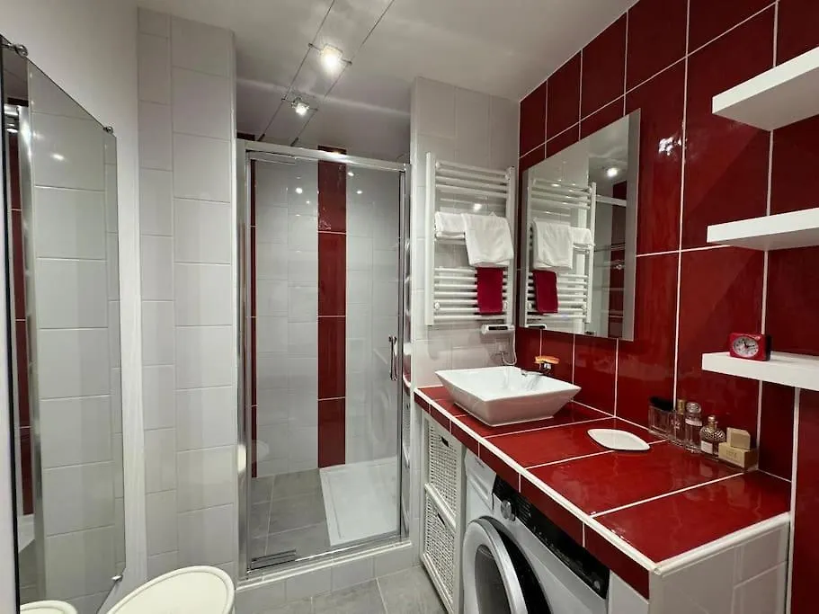 Stylish 1Br With Peaceful Garden In 18Th District Daire Paris Fransa
